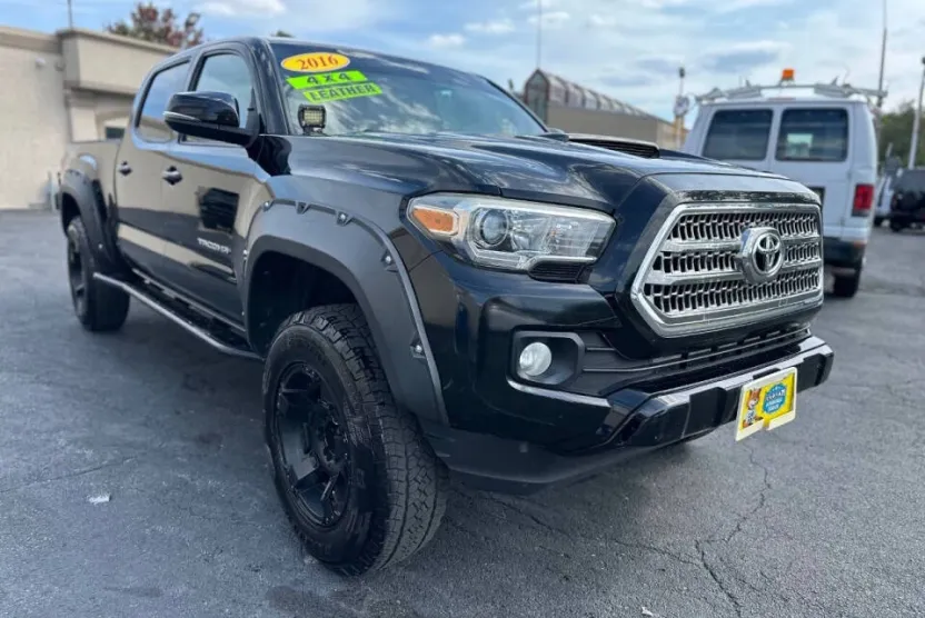 2016 Toyota Tacoma TRD Sport photo 1