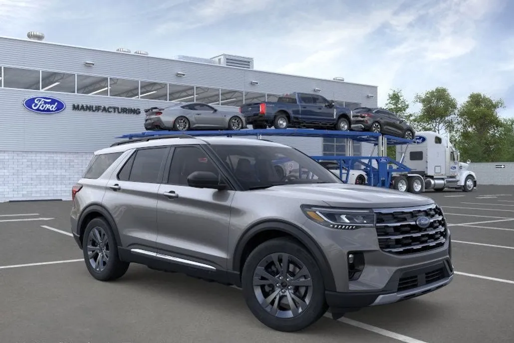 2025 Ford Explorer photo 1