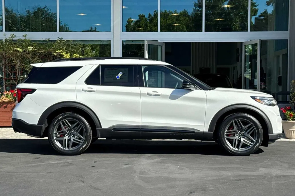 2025 Ford Explorer ST photo 1