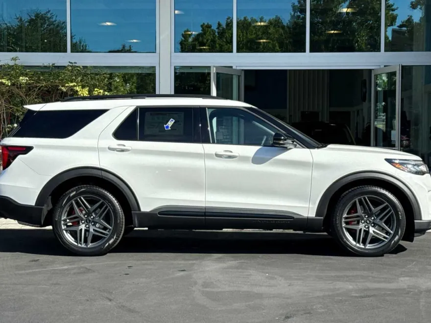 2025 Ford Explorer ST photo 1