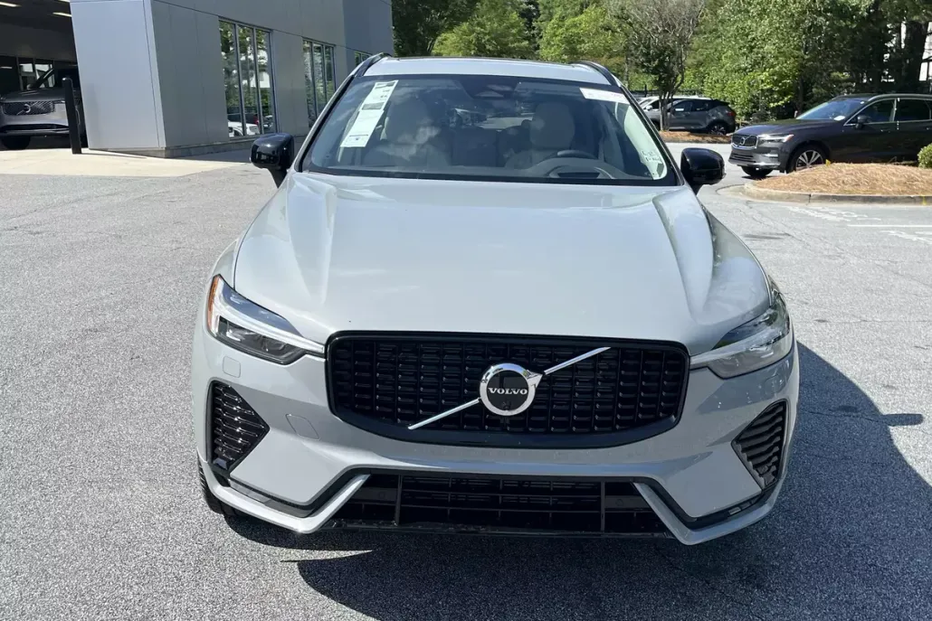2025 Volvo XC60 B5 photo 1