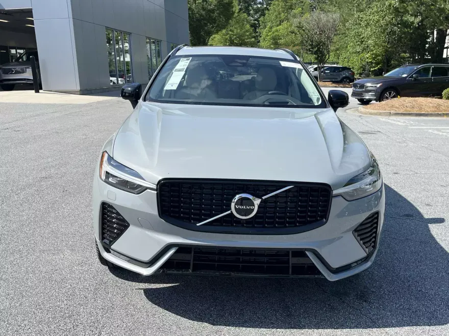2025 Volvo XC60 B5 photo 1