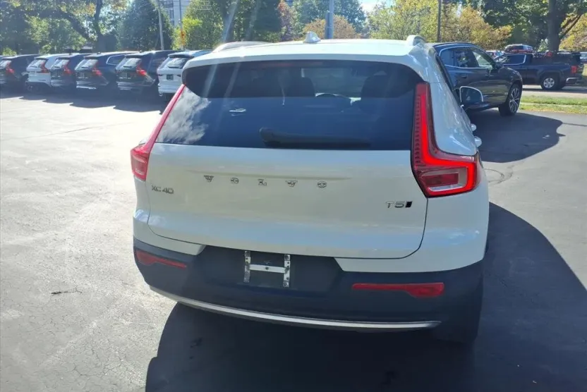 2020 Volvo XC40 T5 Momentum photo 1
