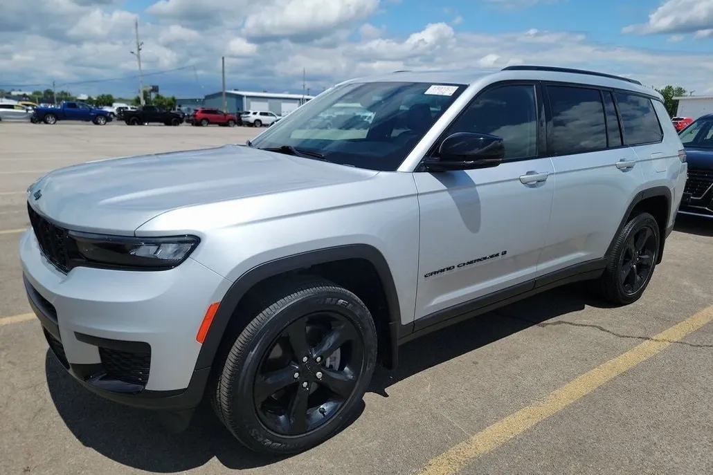 2023 Jeep Grand Cherokee Altitude photo 1