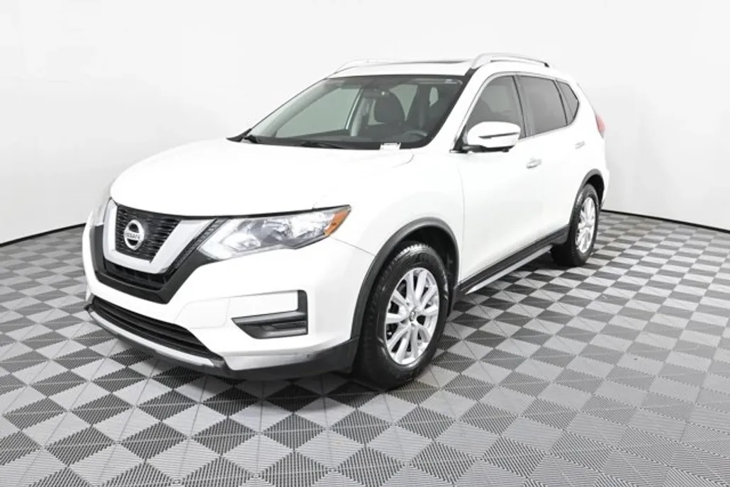 2017 Nissan Rogue SV photo 1