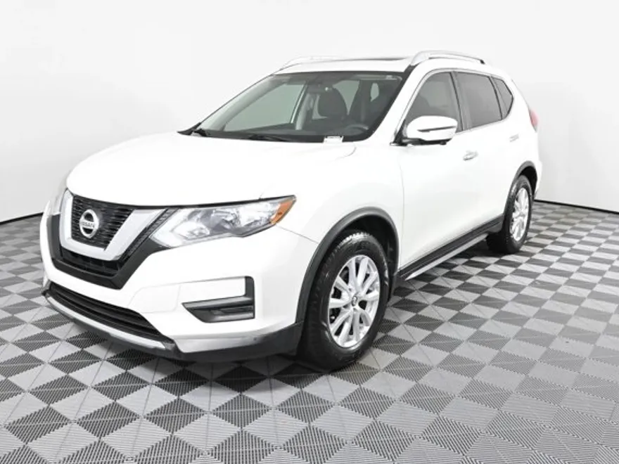 2017 Nissan Rogue SV photo 1
