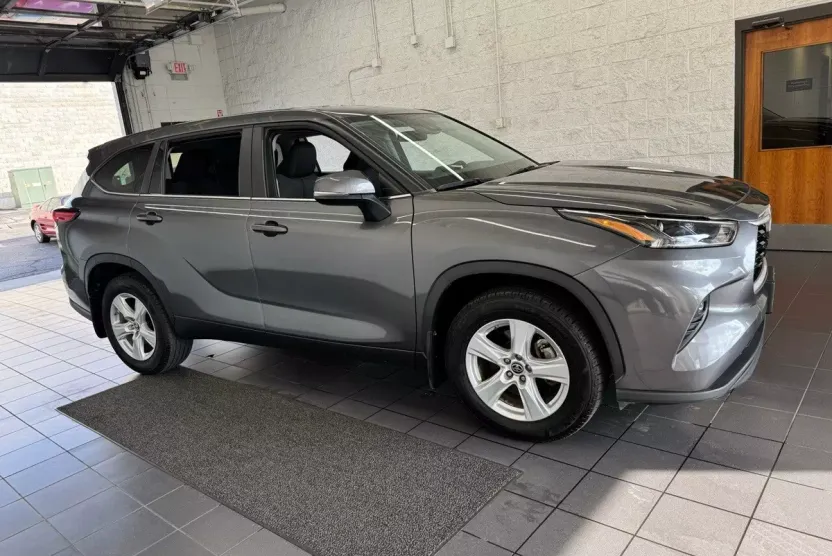 2023 Toyota Highlander LE photo 1