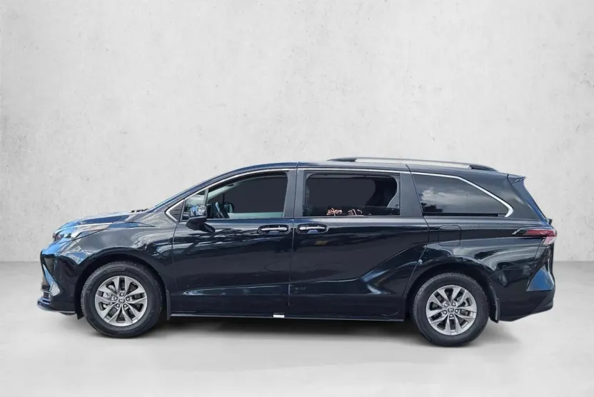 2025 Toyota Sienna XLE photo 1