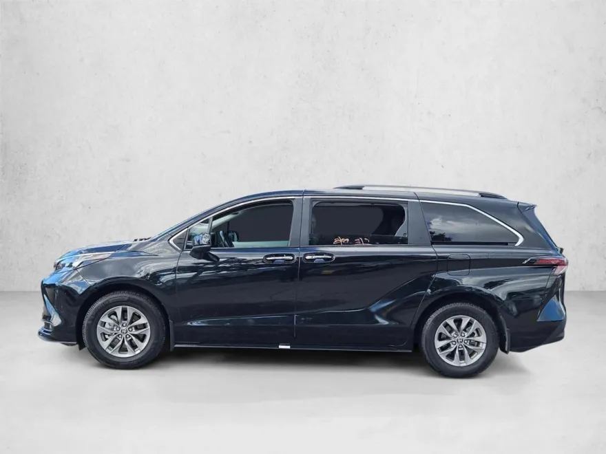 2025 Toyota Sienna XLE photo 1