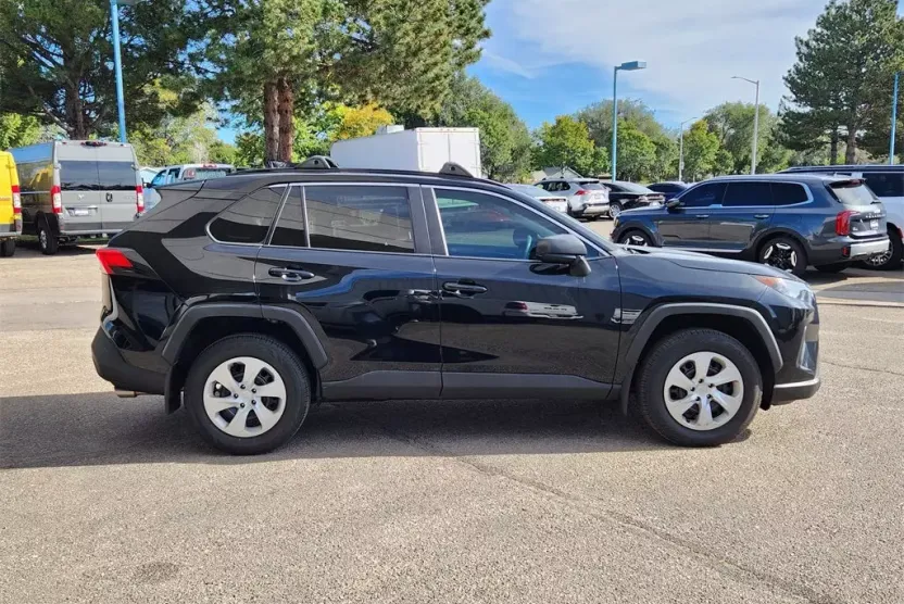 2020 Toyota RAV4 LE photo 1
