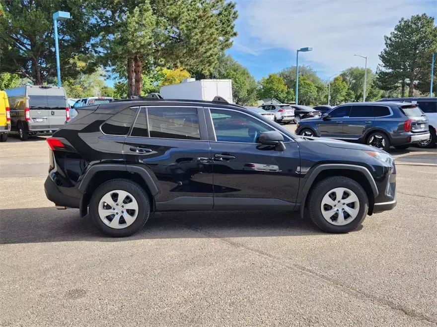 2020 Toyota RAV4 LE photo 1