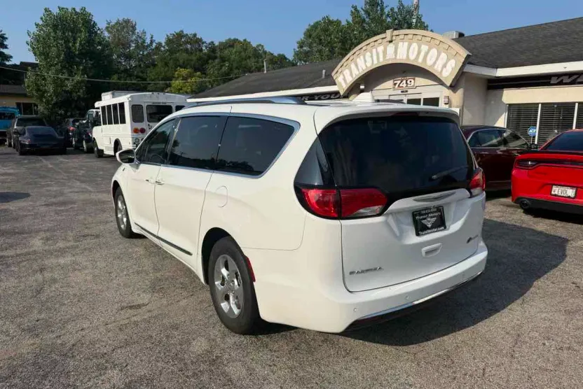2018 Chrysler Pacifica Hybrid Touring L photo 1