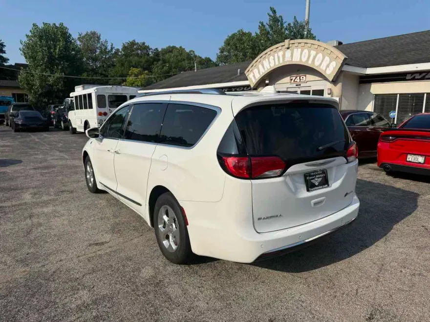 2018 Chrysler Pacifica Hybrid Touring L photo 1