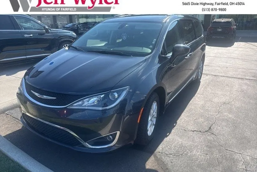 2020 Chrysler Pacifica Touring L photo 1