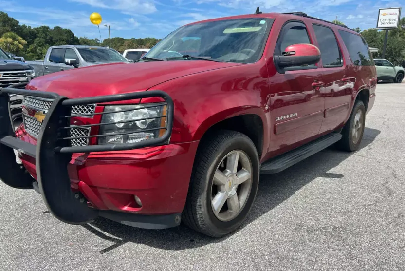 2014 Chevrolet Suburban LT photo 1