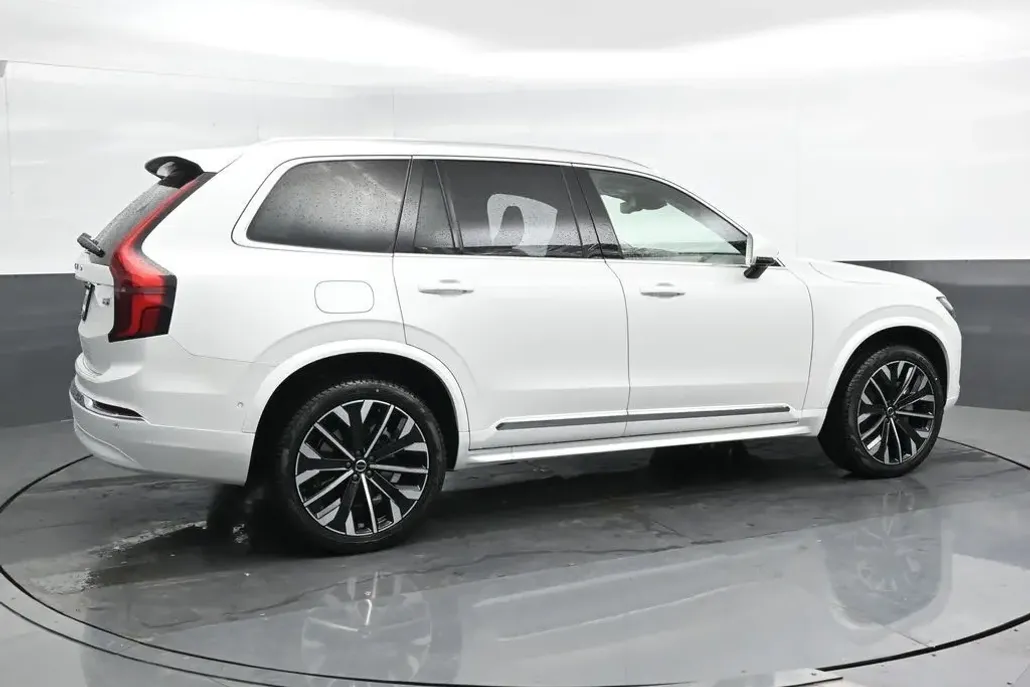 2025 Volvo XC90 B5 Plus photo 1