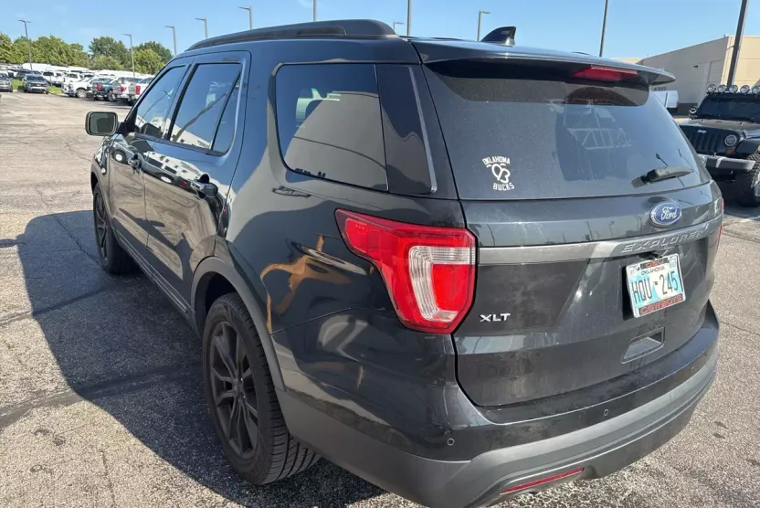 2017 Ford Explorer XLT photo 1