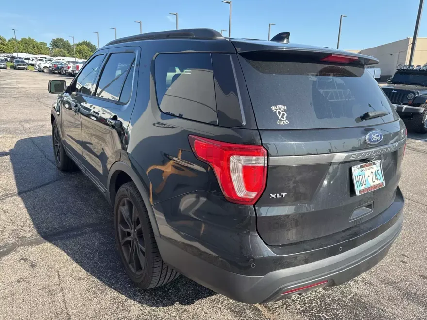 2017 Ford Explorer XLT photo 1