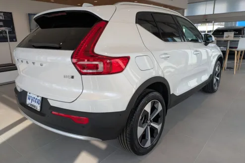 2025 Volvo XC40 Plus photo 3