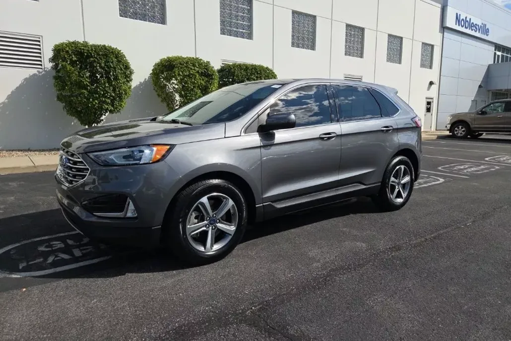 2022 Ford Edge SEL photo 1