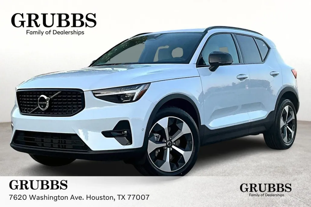 2026 Volvo XC40 Plus photo 1