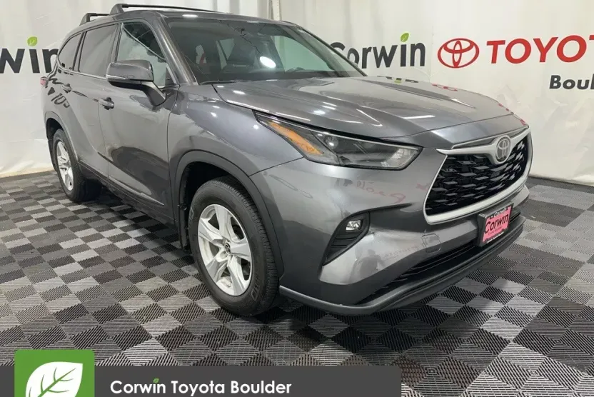 2022 Toyota Highlander LE photo 1