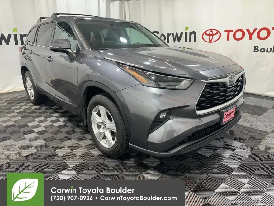 2022 Toyota Highlander LE photo 1