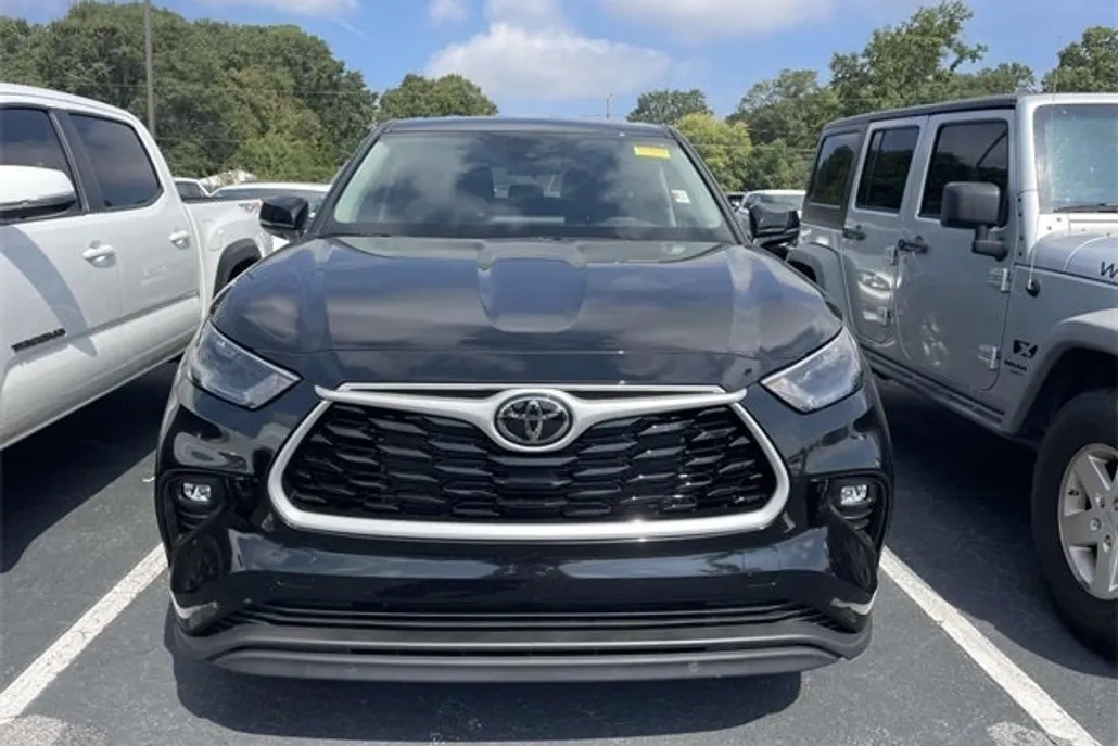 2025 Toyota Highlander LE photo 1