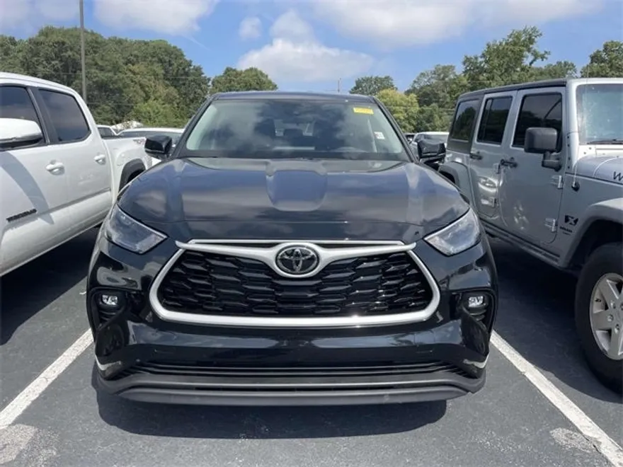 2025 Toyota Highlander LE photo 1