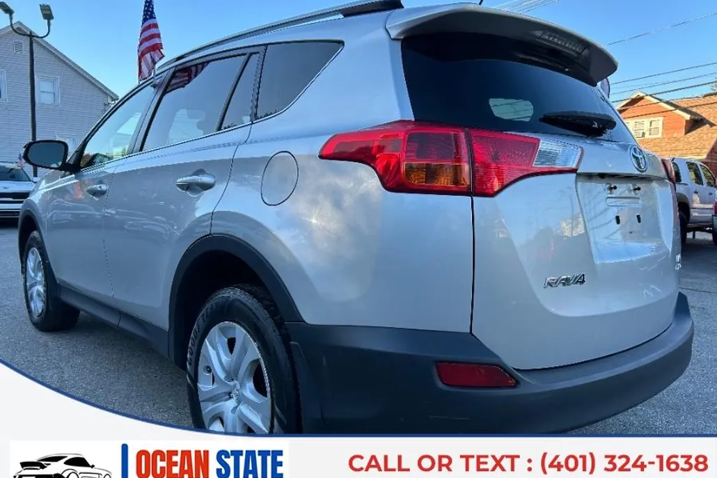 2015 Toyota RAV4 LE photo 1