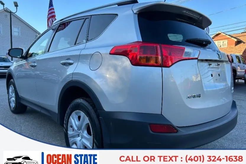 2015 Toyota RAV4 LE photo 1