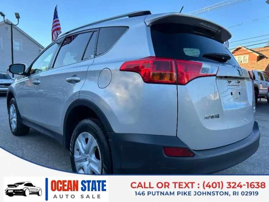 2015 Toyota RAV4 LE photo 1