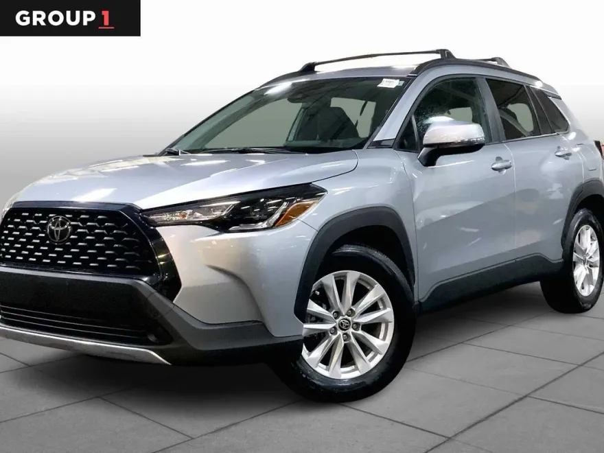 2022 Toyota Corolla Cross LE photo 1