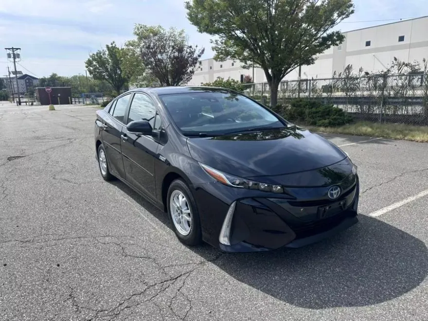 2022 Toyota Prius Prime LE photo 1