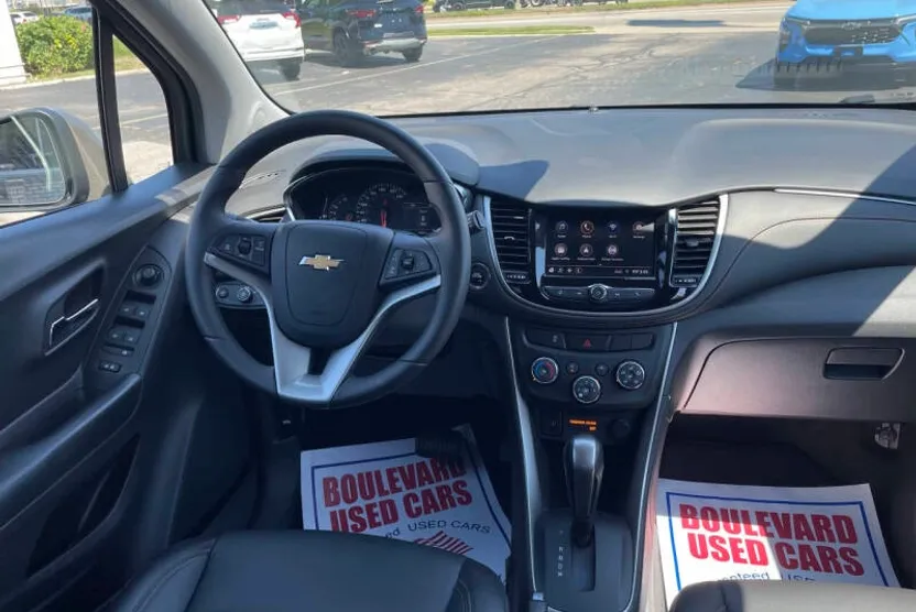 2022 Chevrolet Trax LT photo 1