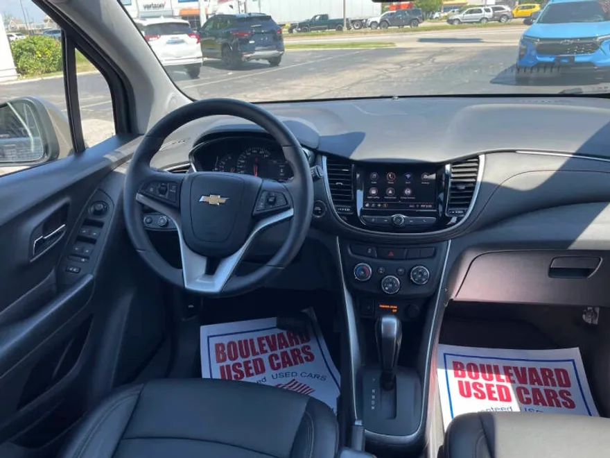 2022 Chevrolet Trax LT photo 1