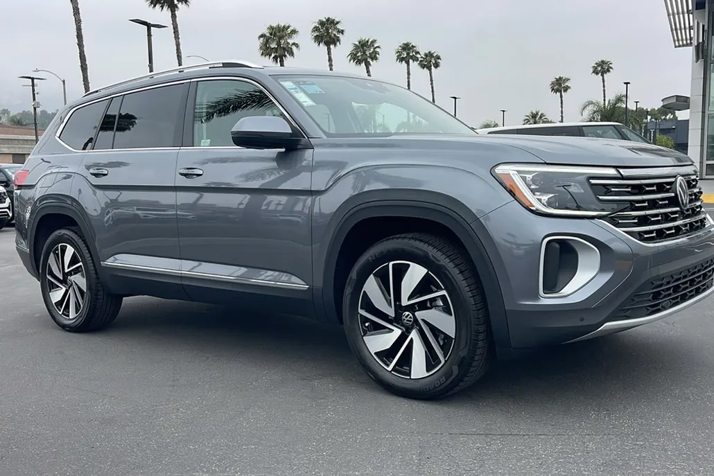 2025 Volkswagen Atlas SEL photo 1
