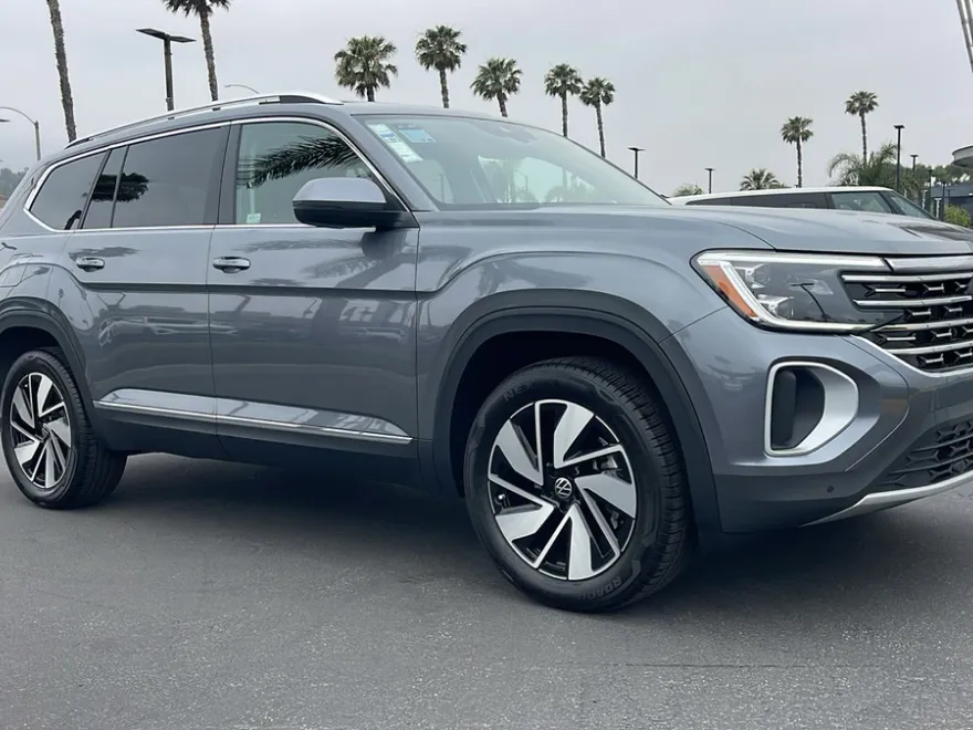 2025 Volkswagen Atlas SEL photo 1