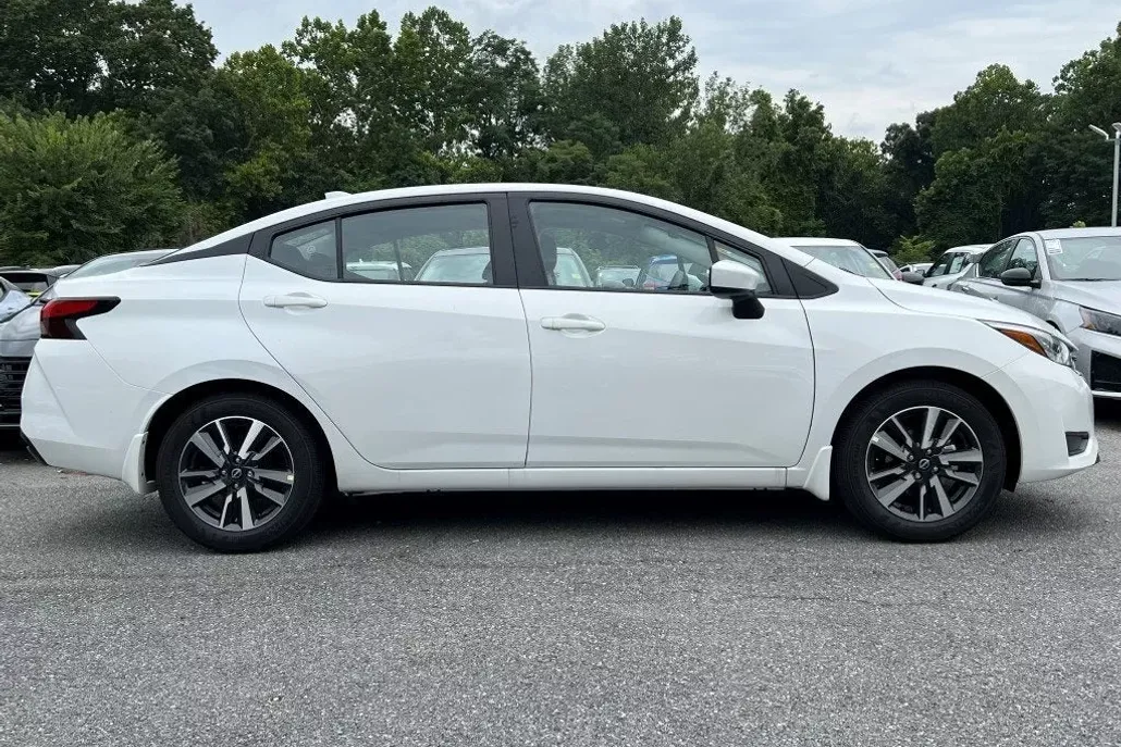 2025 Nissan Versa 1.6 SV photo 1
