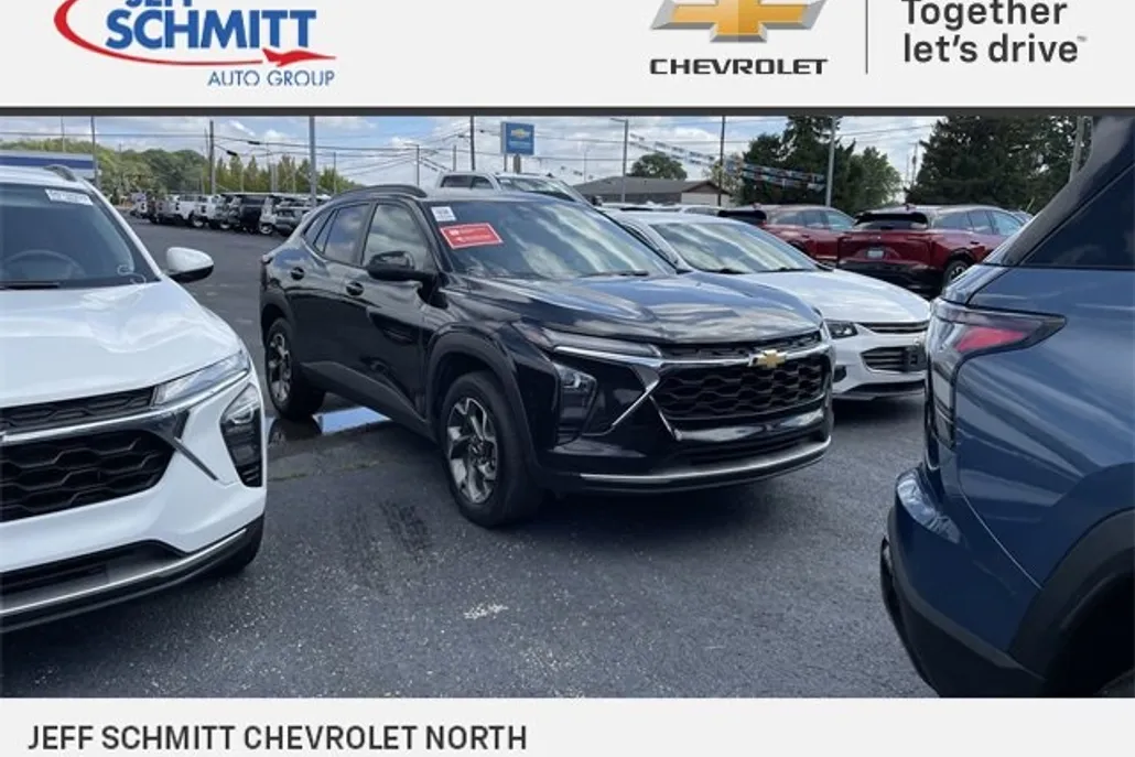 2024 Chevrolet Trax LT photo 1