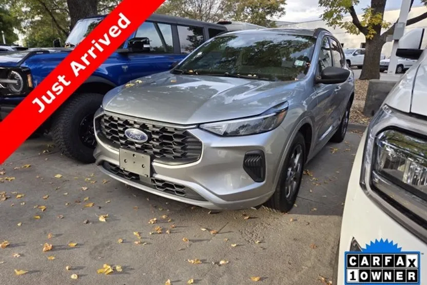 2023 Ford Escape ST-Line photo 1