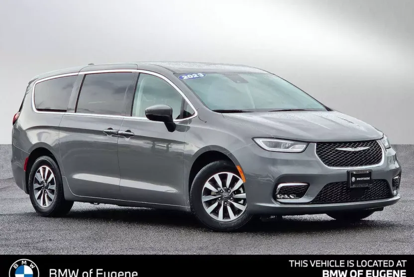 2023 Chrysler Pacifica Hybrid Touring L photo 1