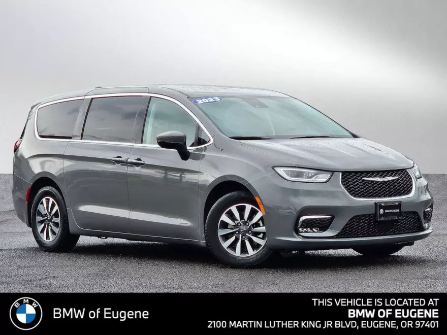 2023 Chrysler Pacifica Hybrid Touring L photo 1
