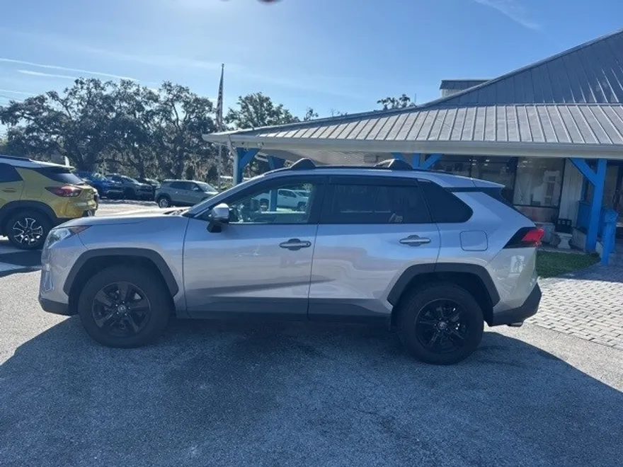 2020 Toyota RAV4 XLE photo 1