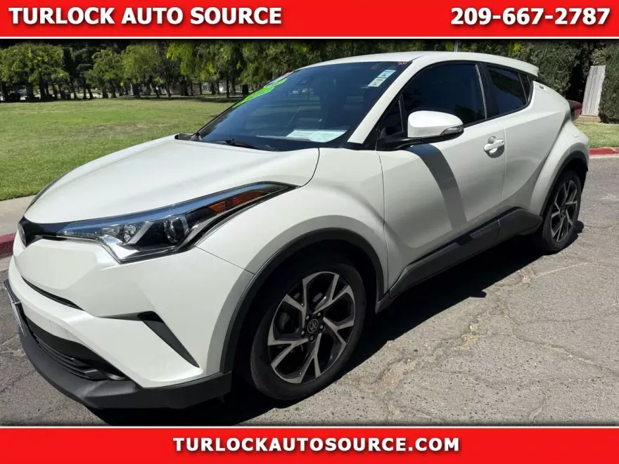 2019 Toyota C-HR LE photo 1