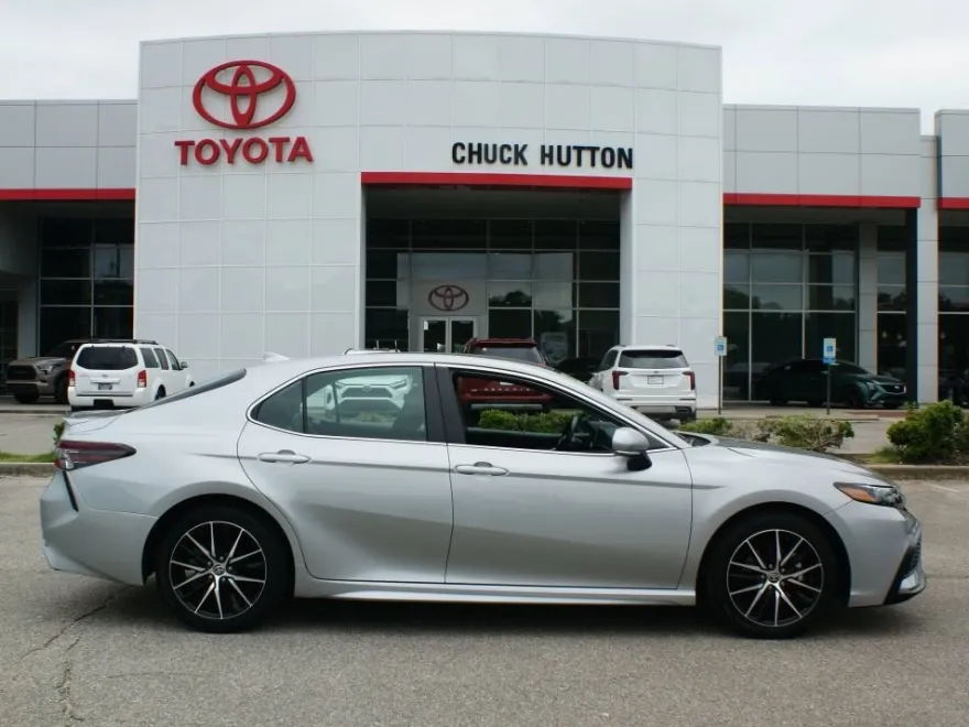 2024 Toyota Camry SE photo 1
