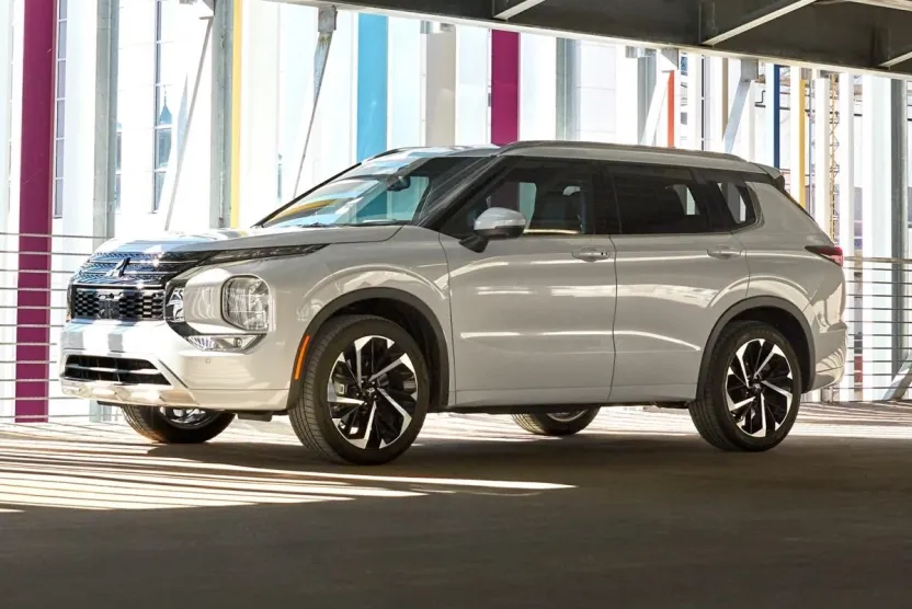 2024 Mitsubishi Outlander SE photo 1