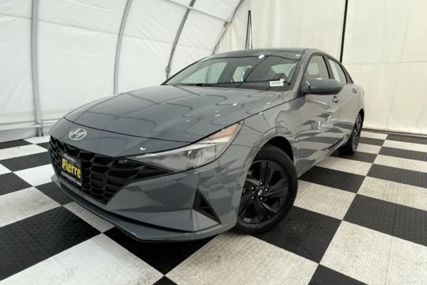2022 Hyundai Elantra SEL photo 1