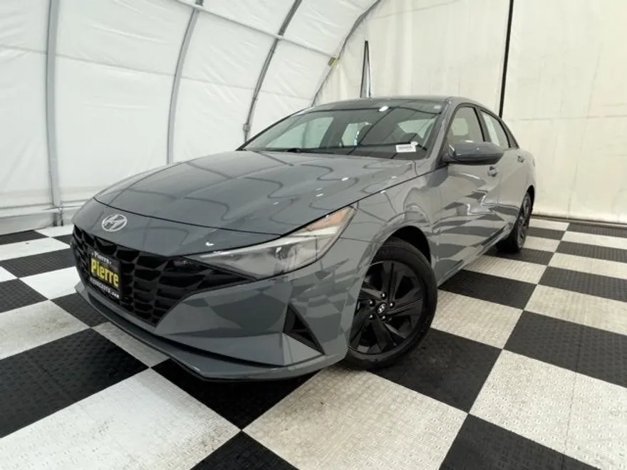 2022 Hyundai Elantra SEL photo 1