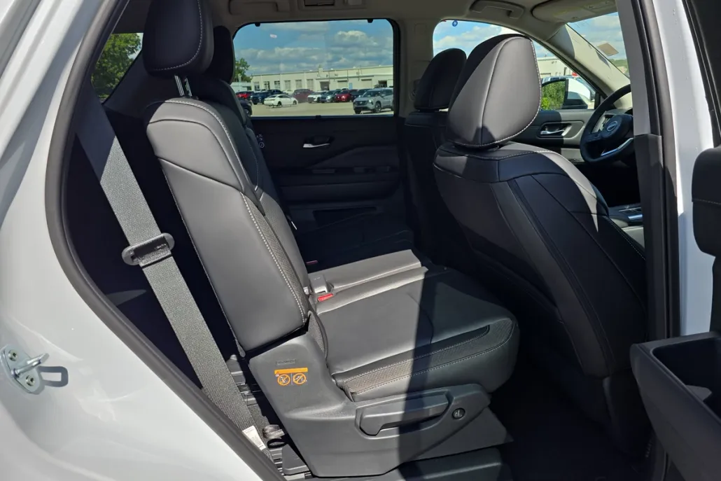 2025 Nissan Pathfinder SL photo 1
